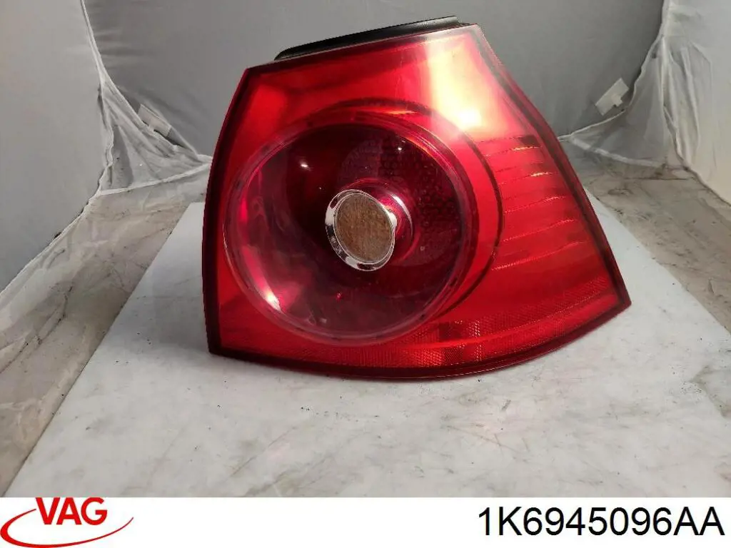 Lampa zespolona tylna prawa zewnętrzna VAG 1K6945096AA cena, od 66,40 USD