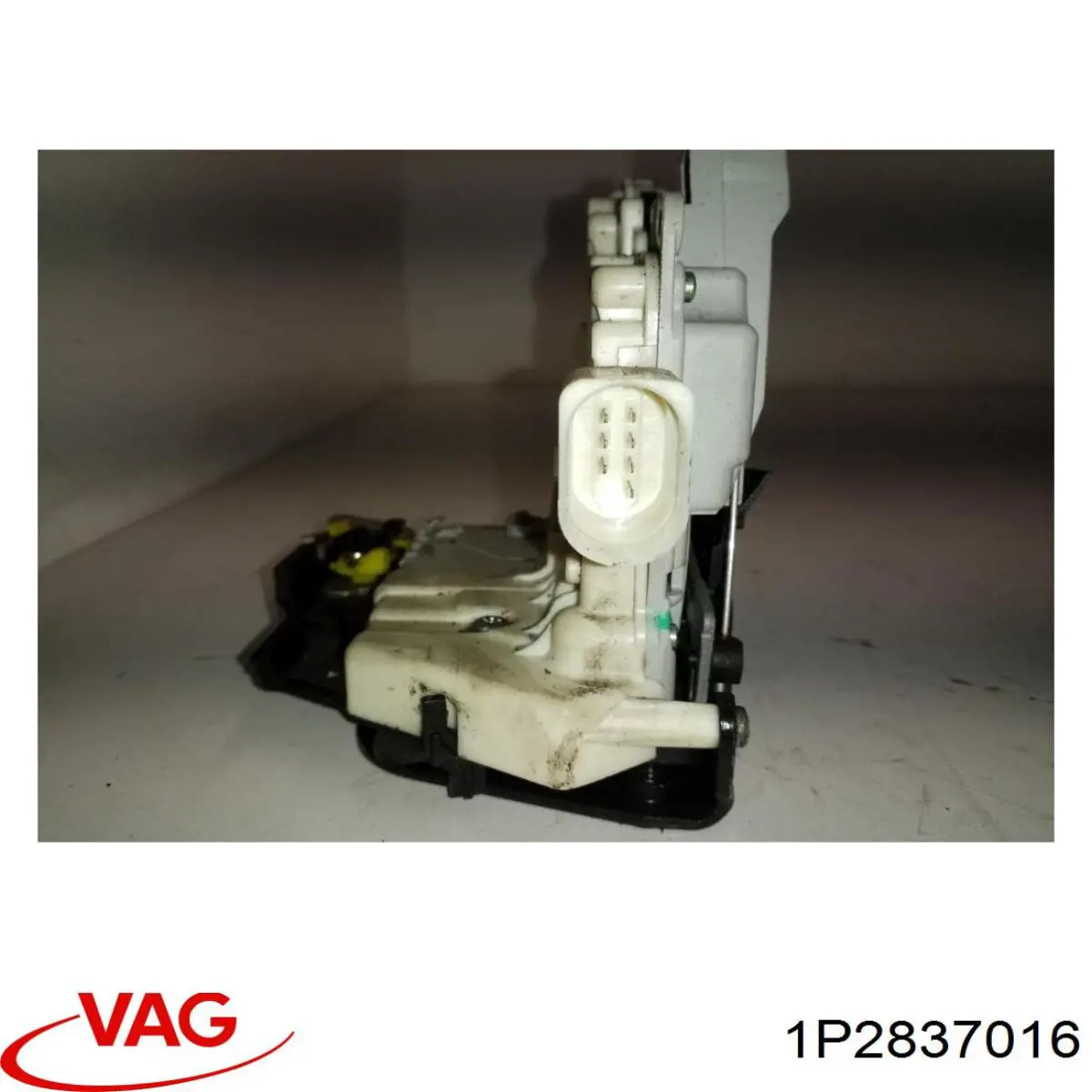 Zamek drzwi przednich prawych VAG 1P2837016 cena, od 55,05 USD
