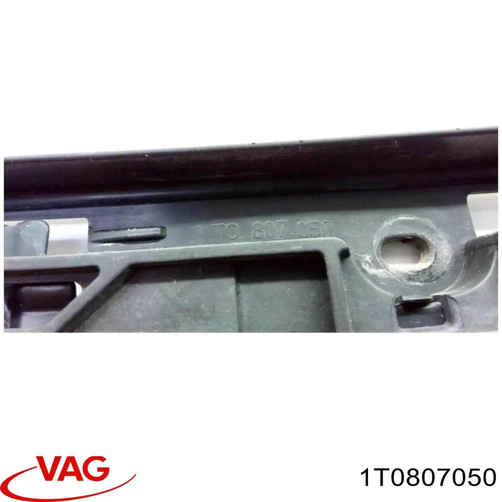 Do koszyka 1T0807050 VAG Wspornik zderzaka przedniego prawy zewnętrzny