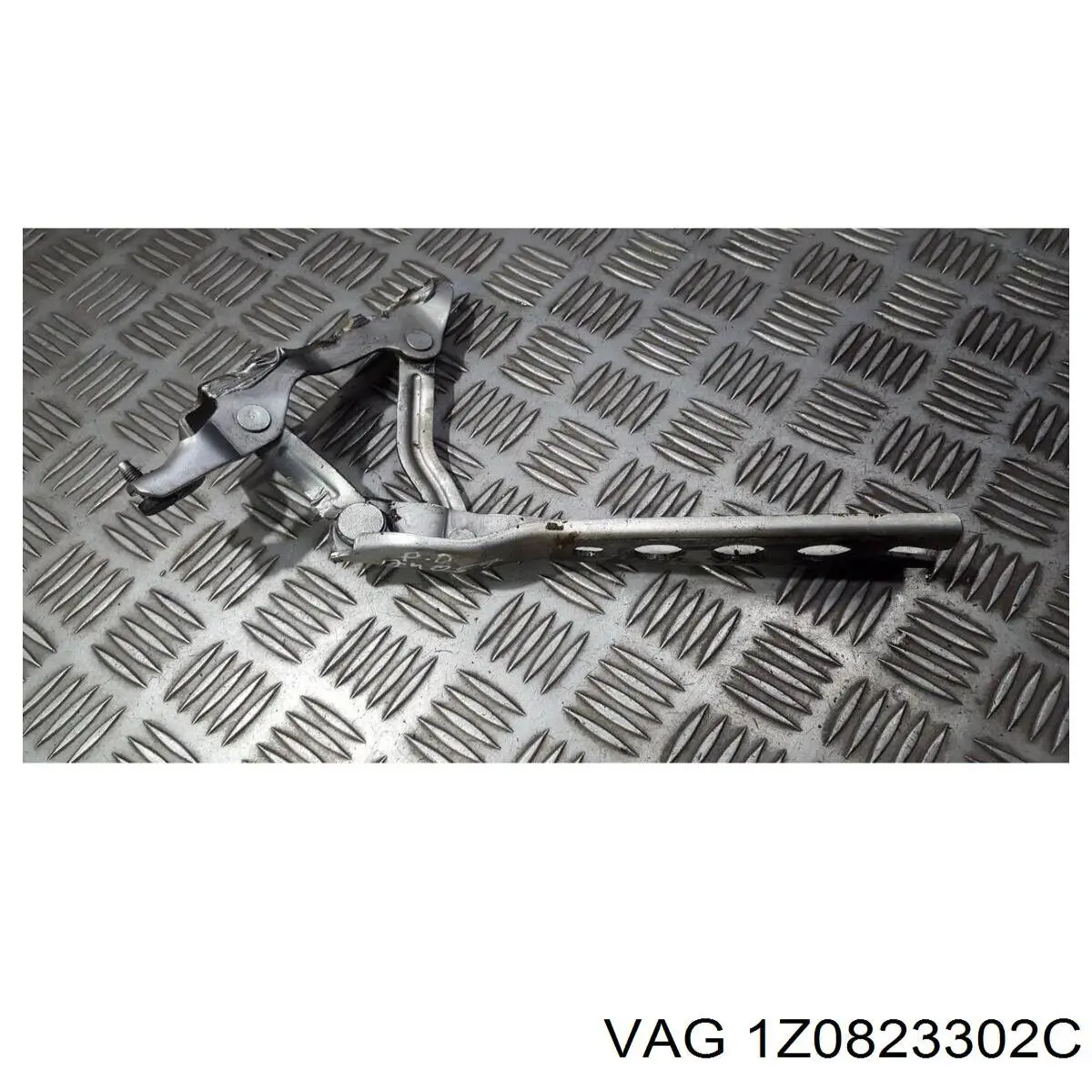 Zawias maski prawy VAG 1Z0823302C cena, od 14,37 USD