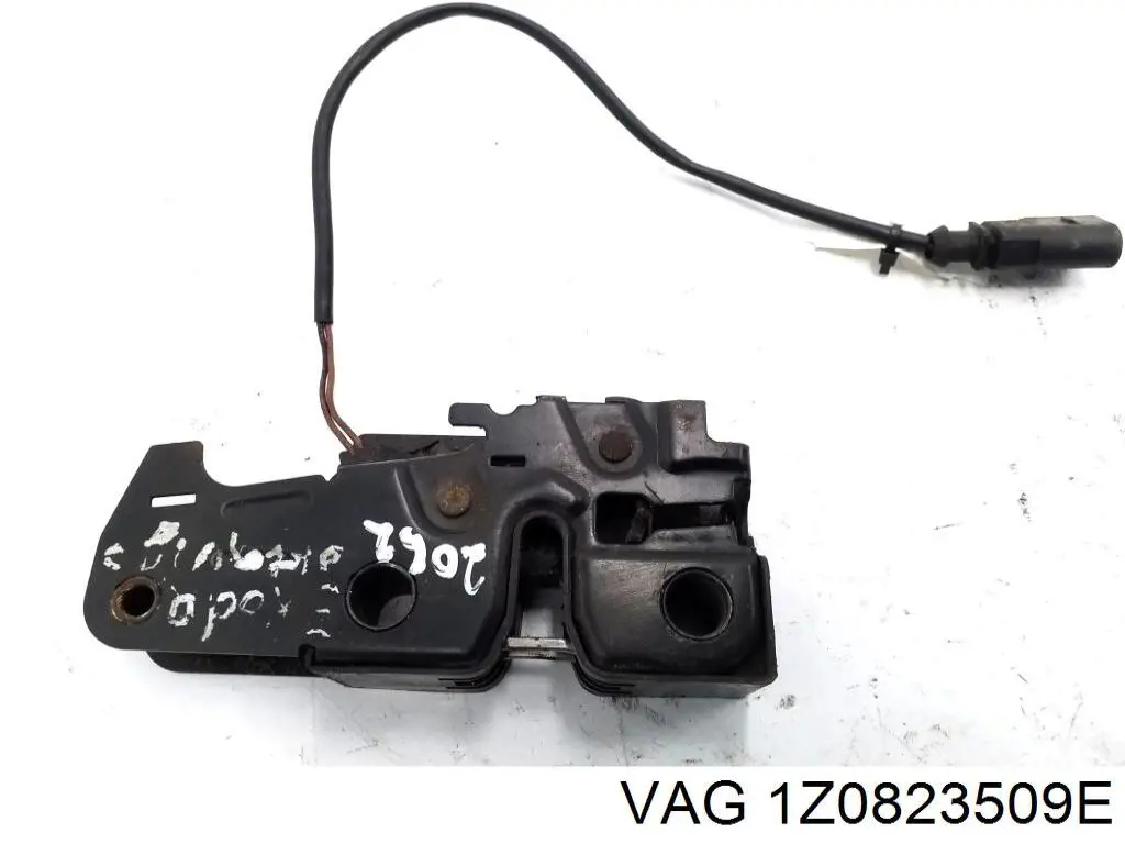 Zamek maski VAG 1Z0823509E cena, od 51,39 USD