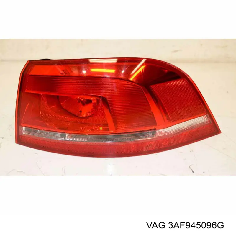 Lampa zespolona tylna prawa zewnętrzna VAG 3AF945096G cena, od 119,18 USD