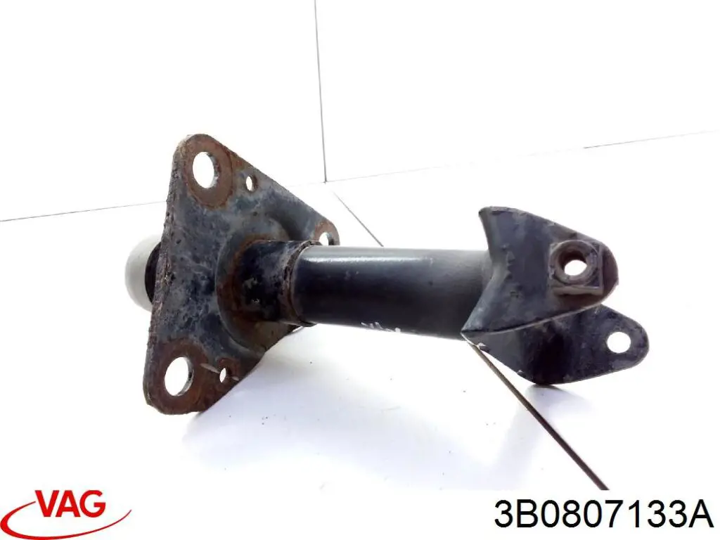 3B0807133A VAG Wspornik zderzaka przedniego lewy