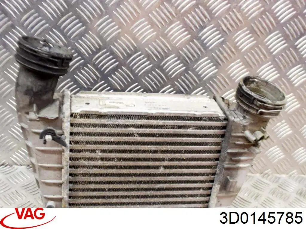 Chłodnica intercoolera VAG 3D0145785 cena, od 59,25 USD