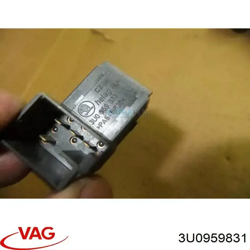 Do koszyka 3U0959831 VAG Przycisk klapy bagażnika (3/5 drzwi) w kabinie