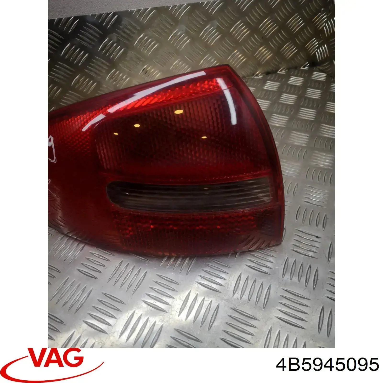 Do koszyka 4B5945095 VAG Lampa zespolona tylna lewa