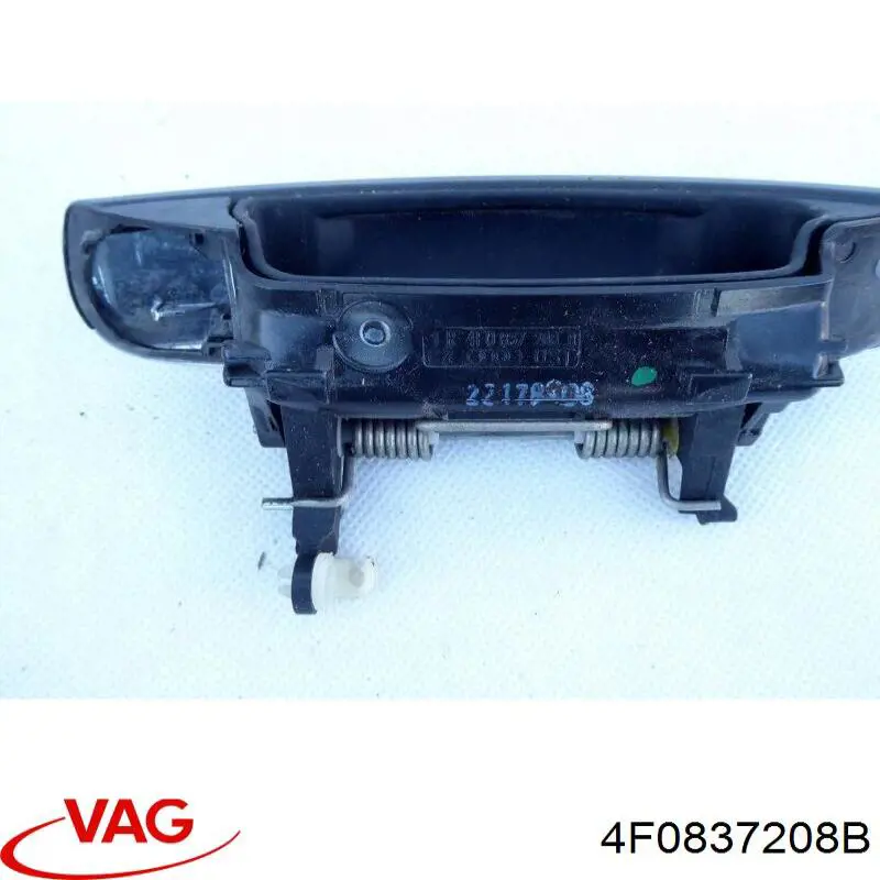 4F0837208B VAG Klamka drzwi przednich zewnętrzna prawa