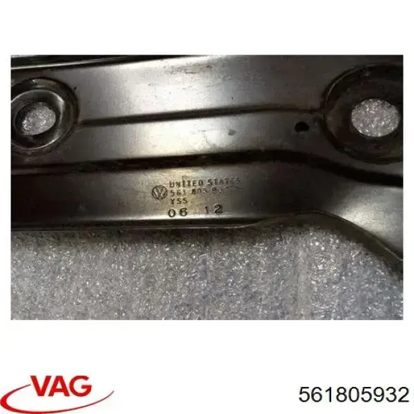 561805932 VAG wspornik (adapter mocowania reflektora przedniego prawego)