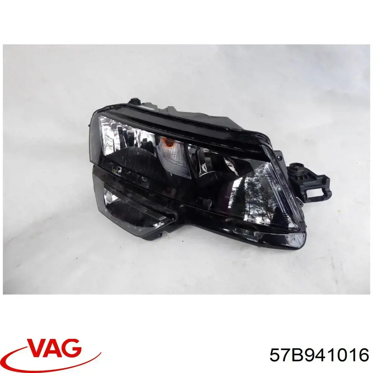 Reflektor prawy VAG 57B941016 cena, od 260,69 USD