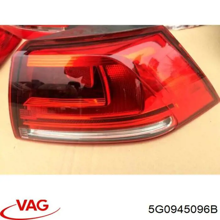 Lampa zespolona tylna prawa zewnętrzna VAG 5G0945096B cena, od 121,05 USD
