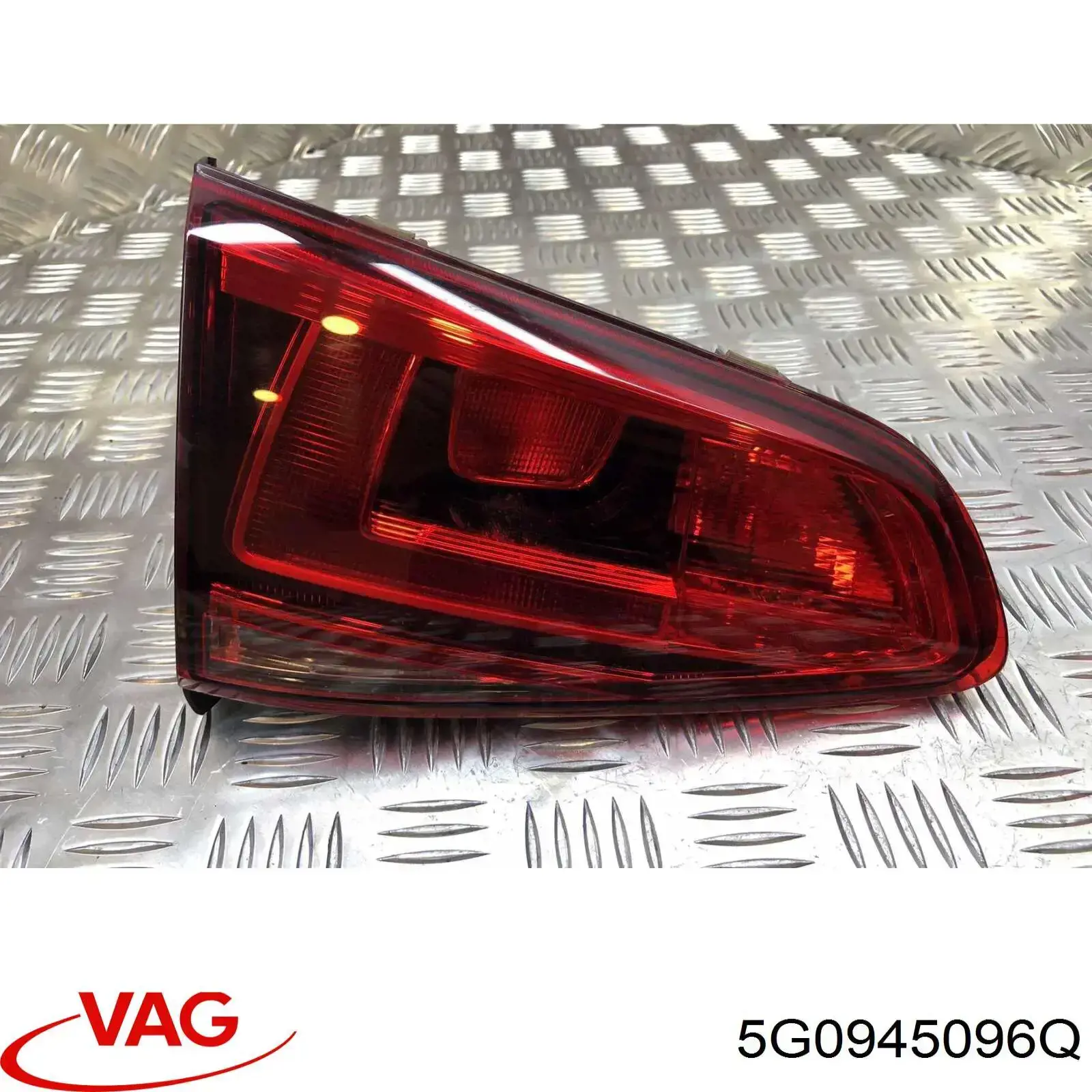 Lampa zespolona tylna prawa zewnętrzna VAG 5G0945096Q cena, od 165,15 USD