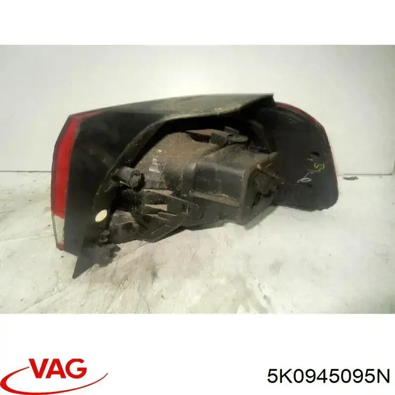 Lampa zespolona tylna lewa zewnętrzna VAG 5K0945095N cena, od 70,50 USD