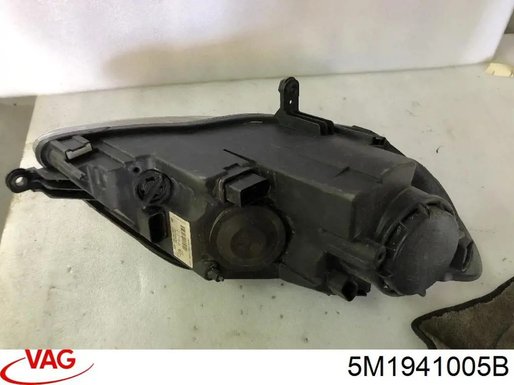 Reflektor lewy VAG 5M1941005B cena, od 168,55 USD