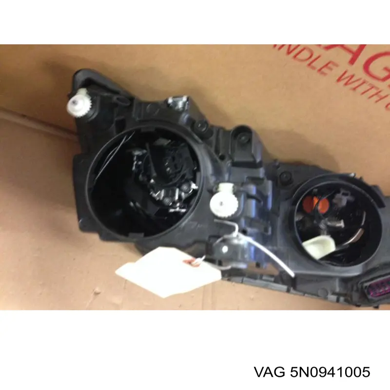 Reflektor lewy VAG 5N0941005 cena, od 493,20 USD