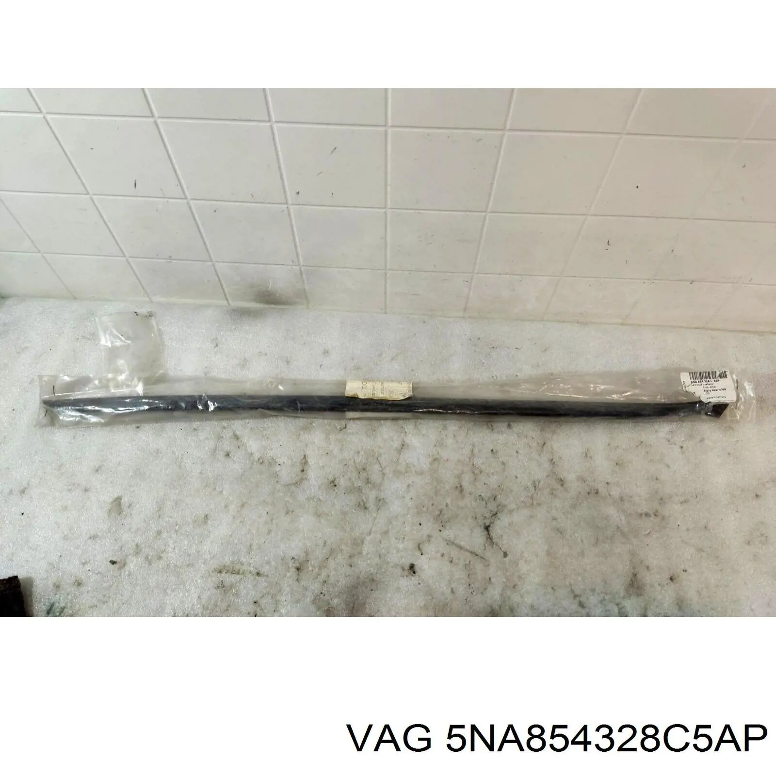 5NA854328C5AP VAG Listwa ochronna szyby przedniej prawa