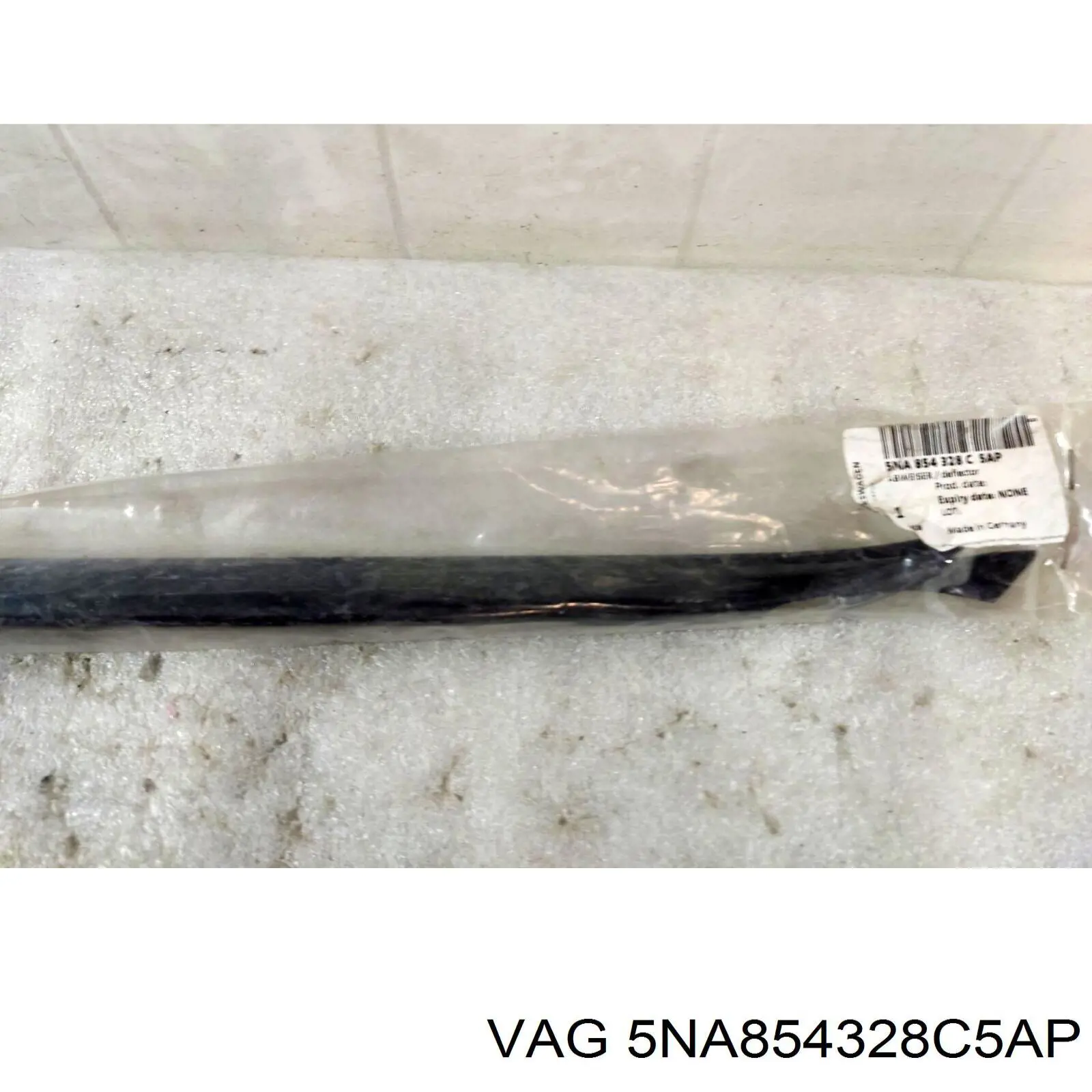 Listwa ochronna szyby przedniej prawa VAG 5NA854328C5AP cena, od 129,80 USD