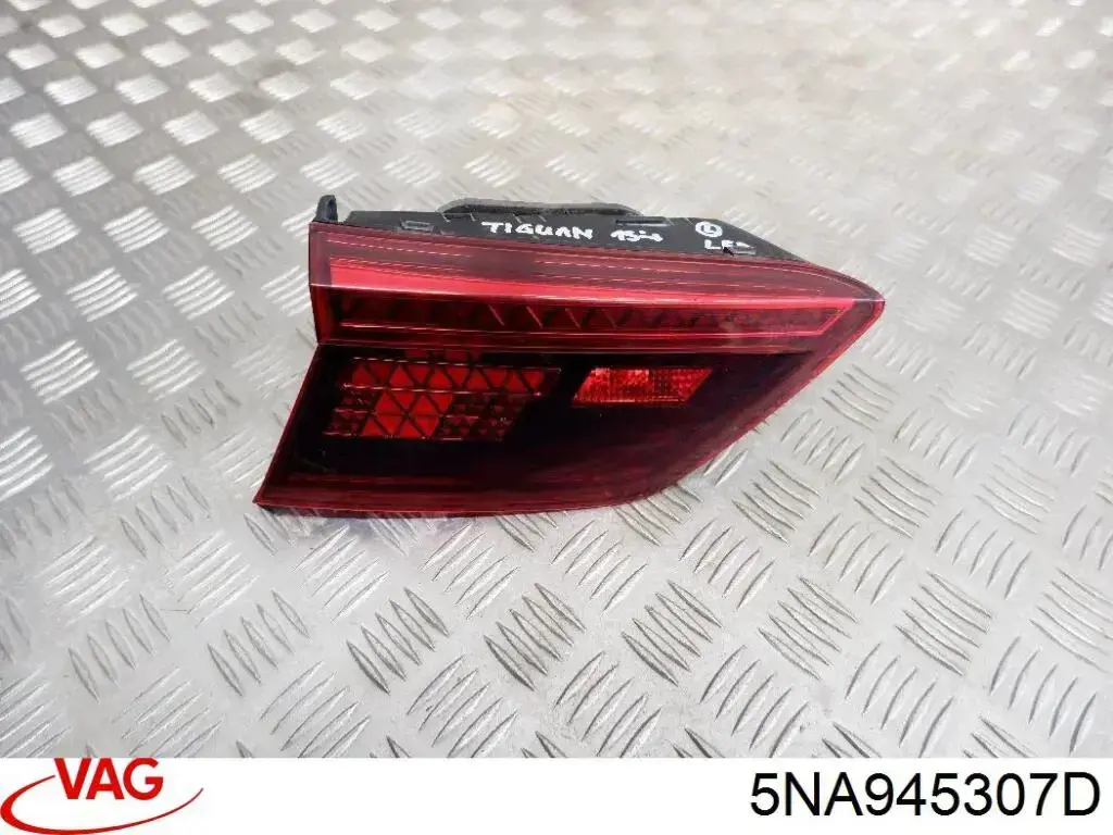 Lampa zespolona tylna lewa wewnętrzna VAG 5NA945307D cena, od 241,76 USD