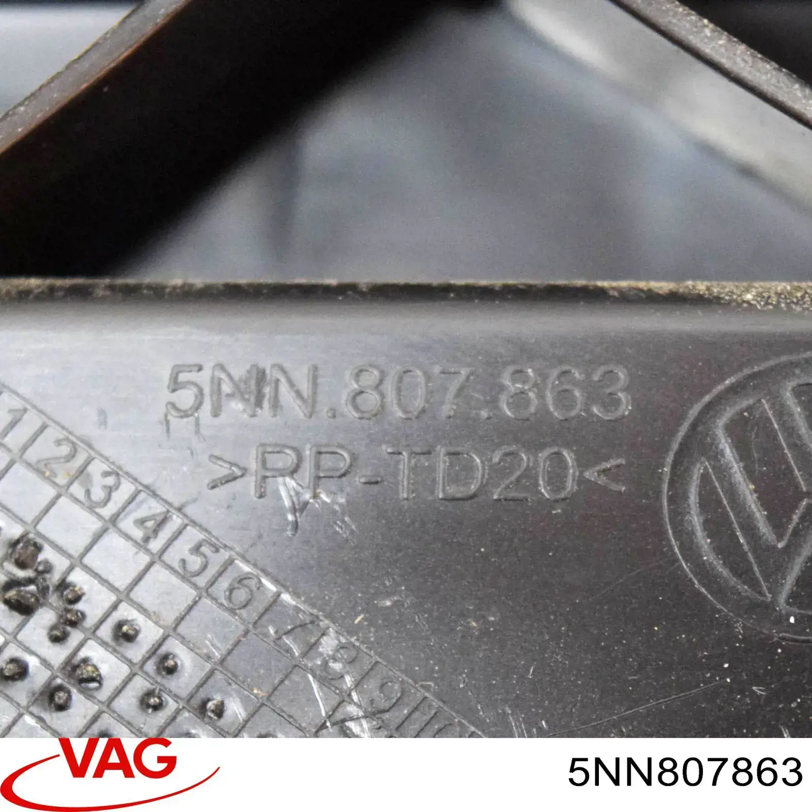 Do koszyka 5NN807863 VAG Wspornik zderzaka tylnego środkowy