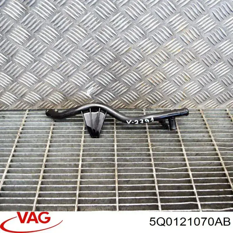 Przewód (króciec) układu chłodzenia VAG 5Q0121070AB