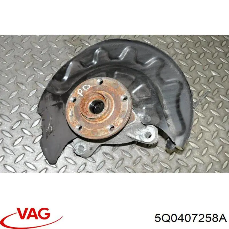 Czop (zwrotnica) przedni prawy 5Q0407258A VAG