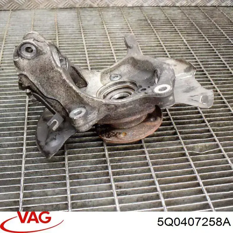 5Q0407258A VAG Czop (zwrotnica) przedni prawy