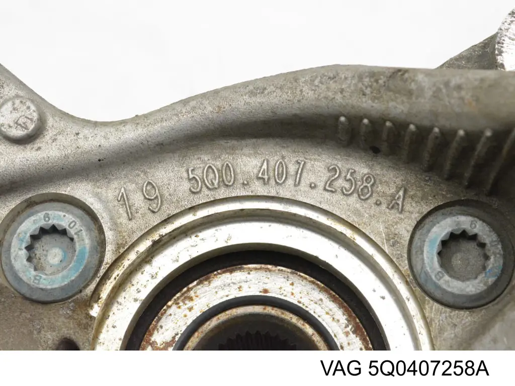 Czop (zwrotnica) przedni prawy 5Q0407258A VAG