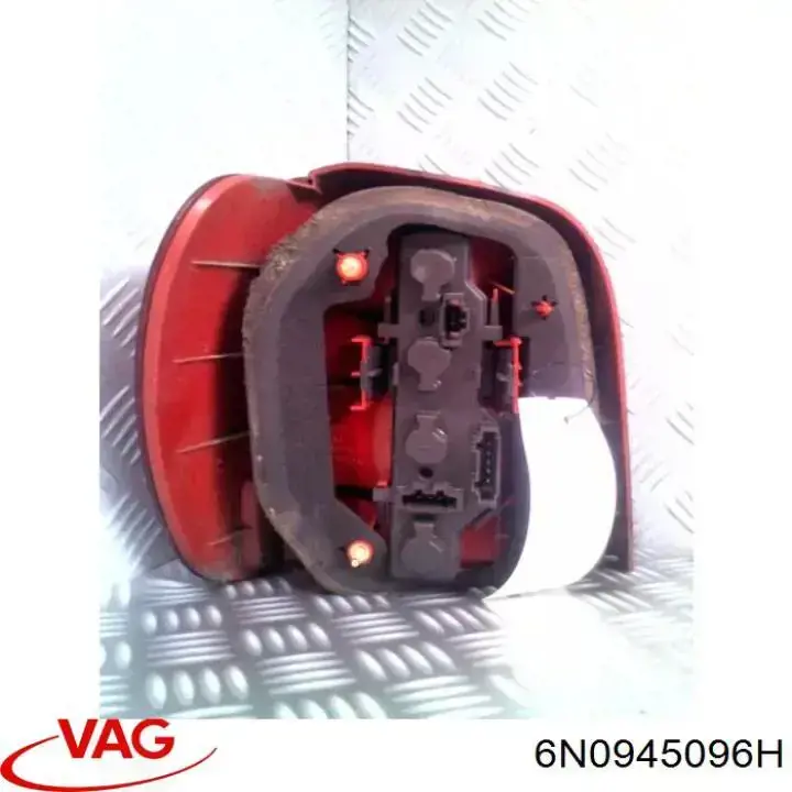 Lampa zespolona tylna prawa VAG 6N0945096H cena, od 42,56 USD