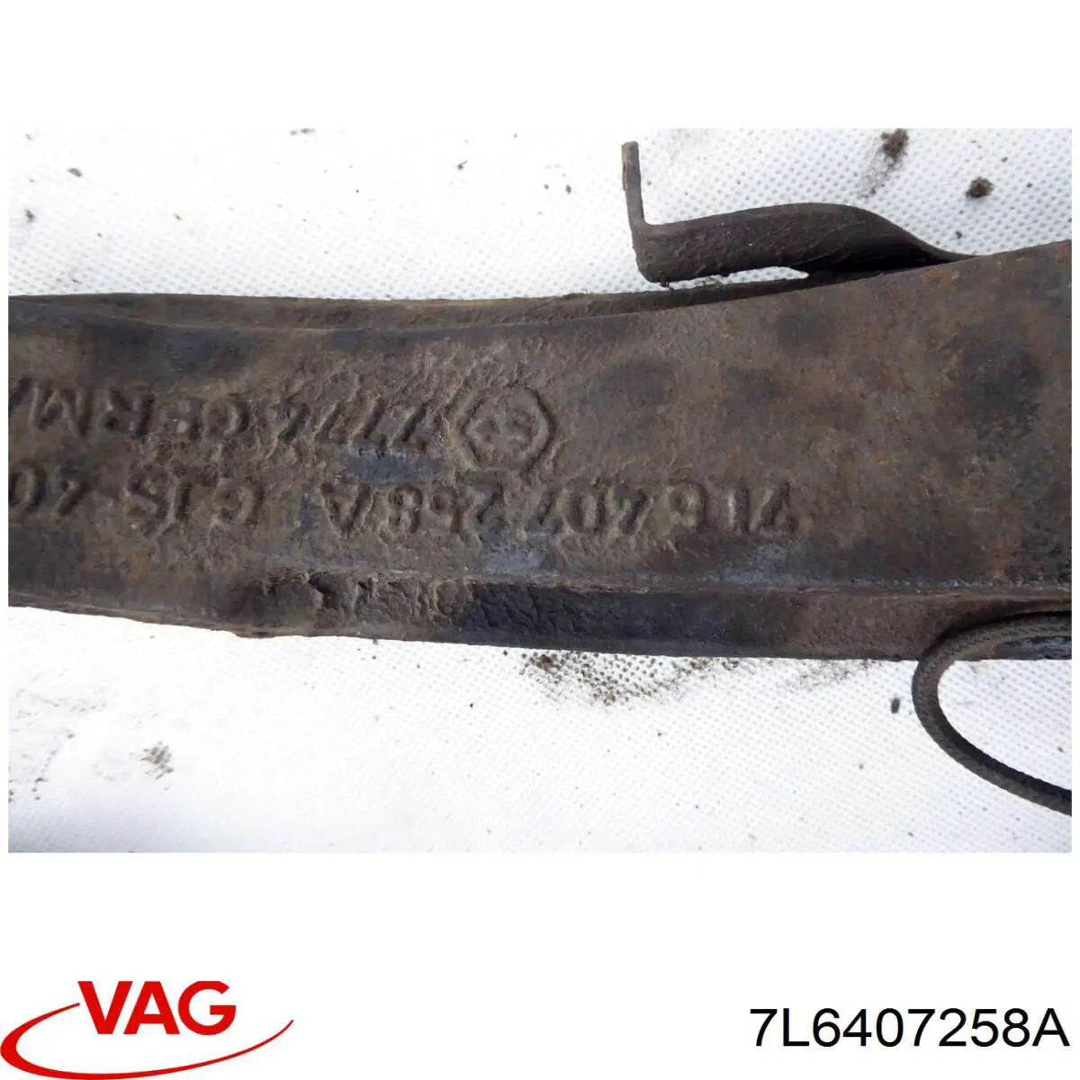 7L6407258A VAG Czop (zwrotnica) przedni prawy