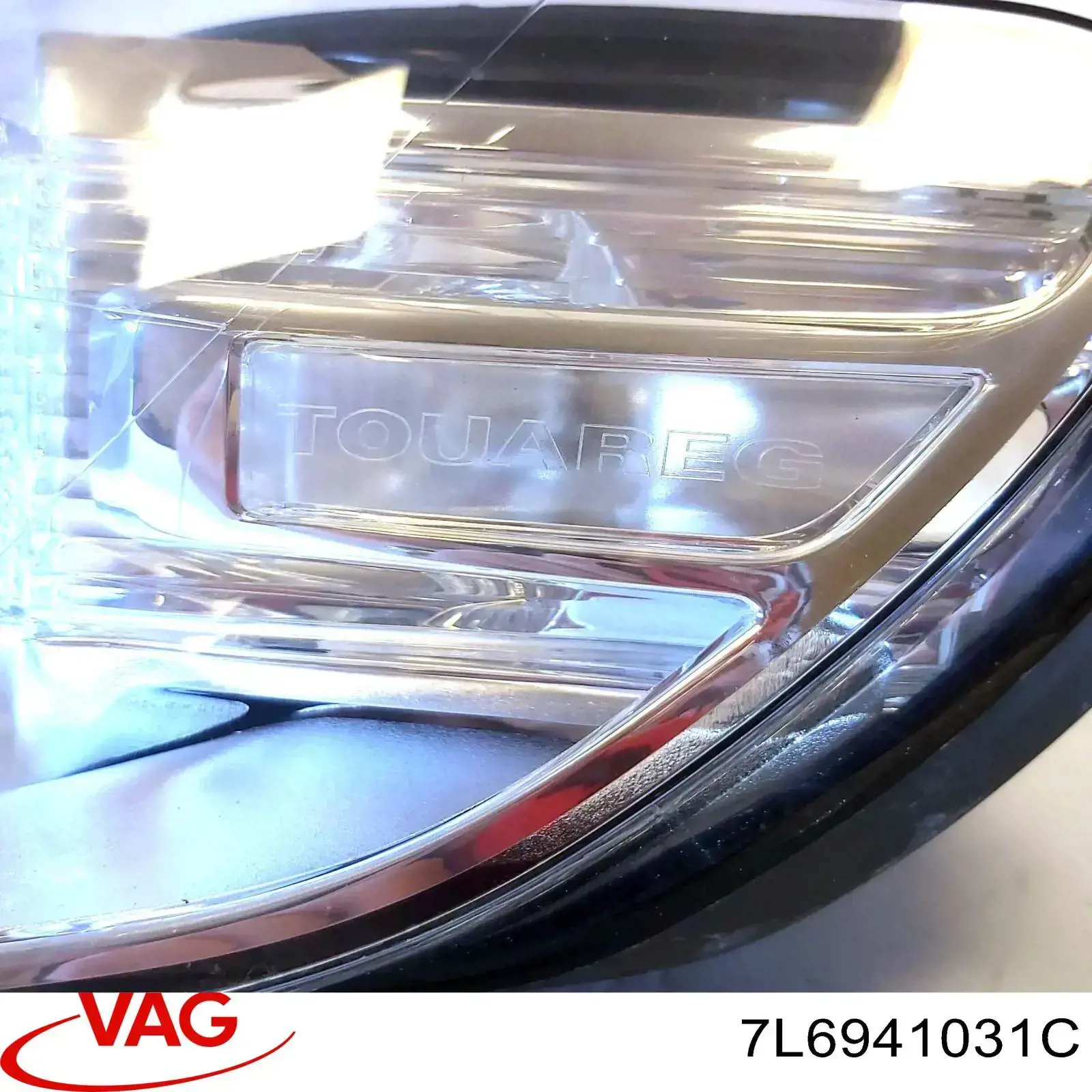 7L6941031C VAG Reflektor lewy