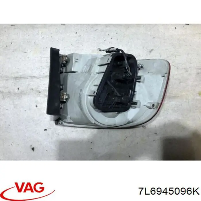 7L6945096K VAG Lampa zespolona tylna prawa zewnętrzna