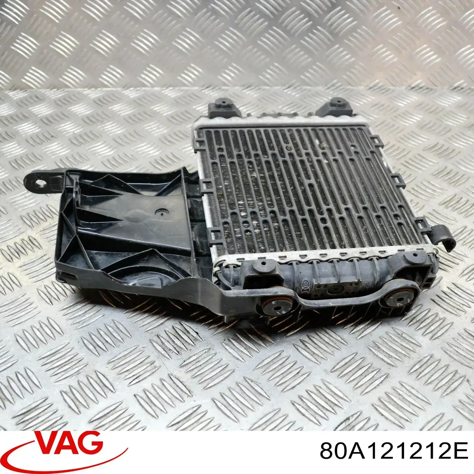 Chłodnica silnika dodatkowa VAG 80A121212E cena, od 151,69 USD