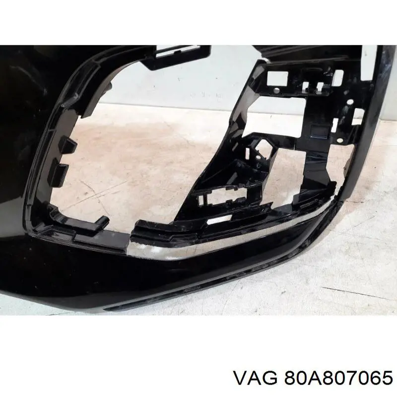 Zderzak przedni VAG 80A807065 cena, od 295,97 USD