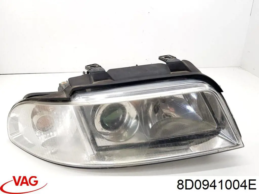 8D0941004E VAG Reflektor prawy