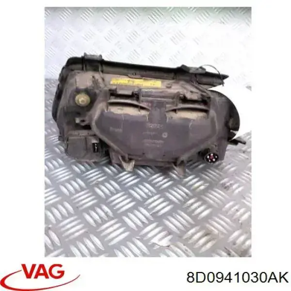 8D0941030AK VAG Reflektor prawy