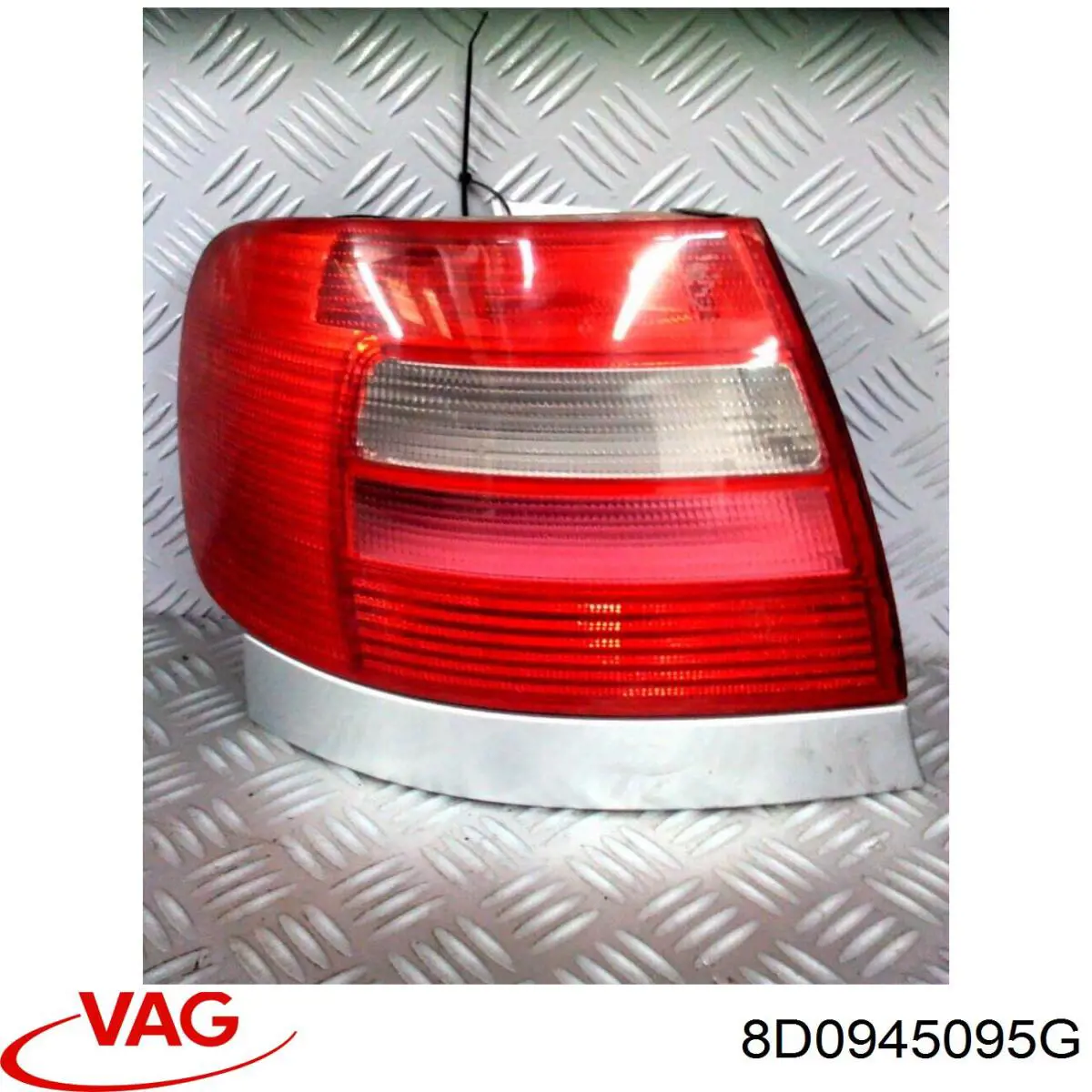 Lampa zespolona tylna lewa VAG 8D0945095G cena, od 68,72 USD
