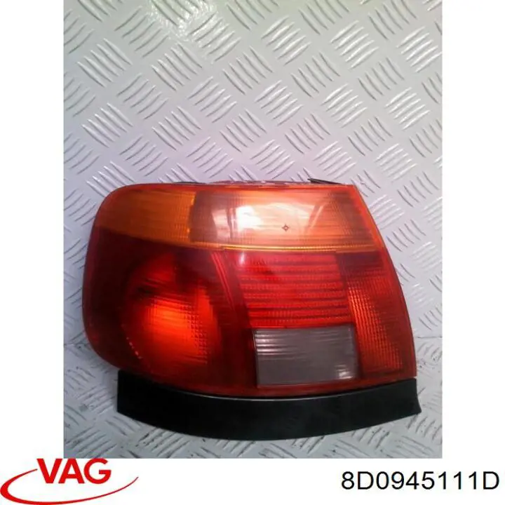 8D0945111D VAG Lampa zespolona tylna lewa