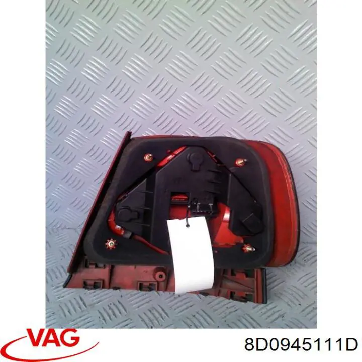 Lampa zespolona tylna lewa VAG 8D0945111D cena, od 73,21 USD