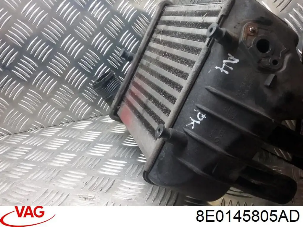 8E0145805AD VAG Chłodnica intercoolera