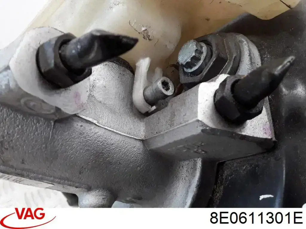 Do koszyka 8E0611301E VAG Zbiorniczek głównego cylindra hamulcowego (płynu hamulcowego)