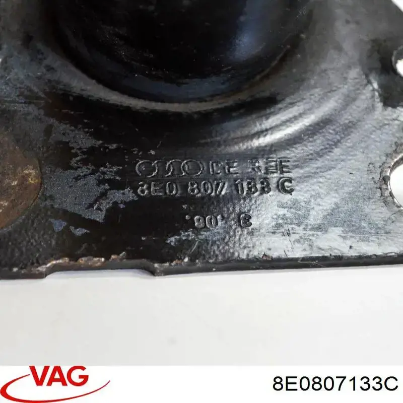 Wspornik wzmocnienia zderzaka przedniego VAG 8E0807133C cena, od 73,14 USD