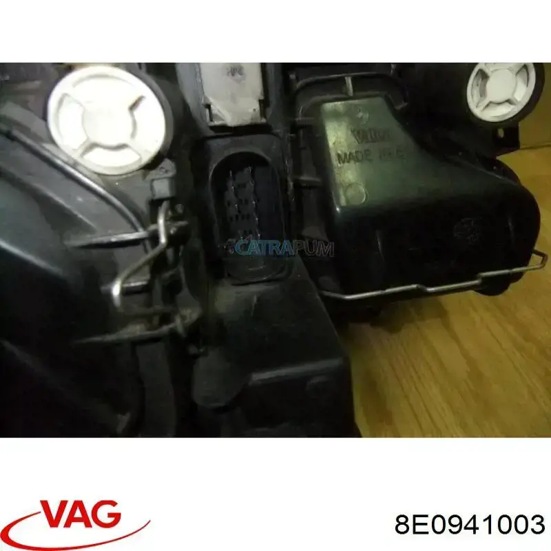 Reflektor lewy VAG 8E0941003 cena, od 110,67 USD