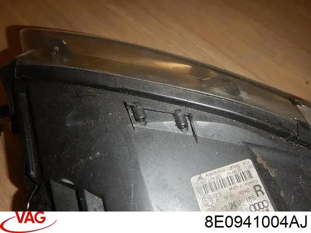 8E0941004AJ VAG Reflektor prawy