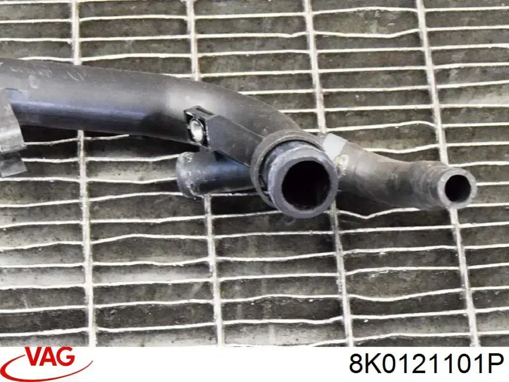 Przewód (króciec) chłodnicy górny 8K0121101P VAG