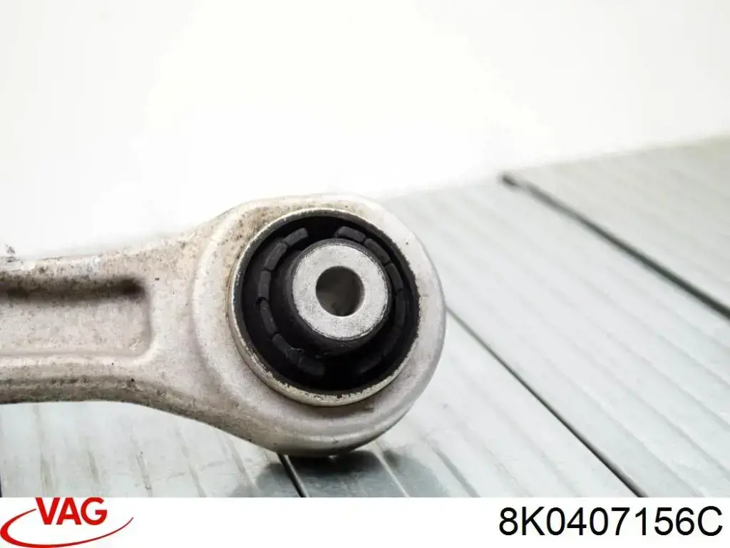 Do koszyka 8K0407156C VAG Wahacz zawieszenia przedniego dolny prawy