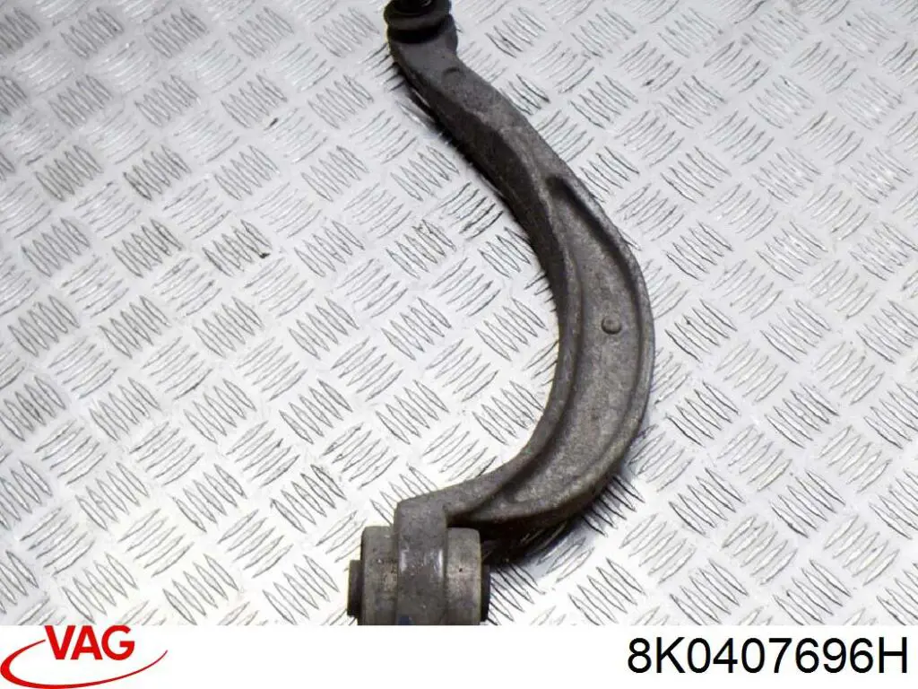 Do koszyka 8K0407696H VAG Wahacz zawieszenia przedniego dolny prawy