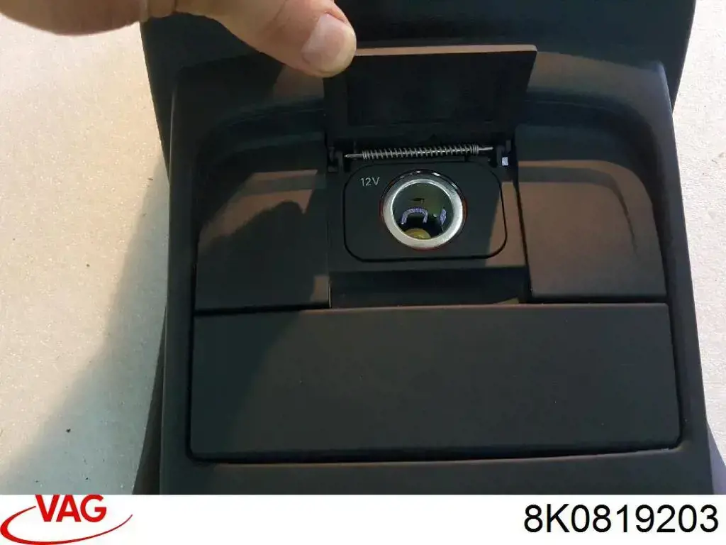 Kratka wentylacji kabiny w podłokietniku tylna 8K0819203 VAG