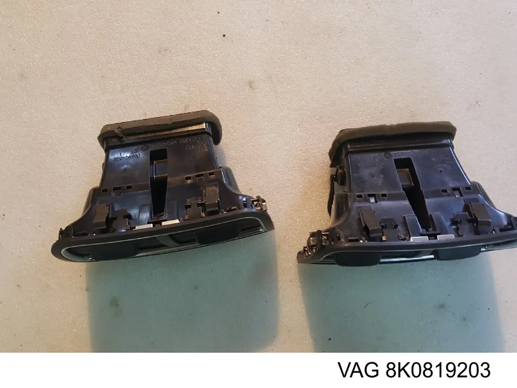Kratka wentylacji kabiny w podłokietniku tylna 8K0819203 VAG