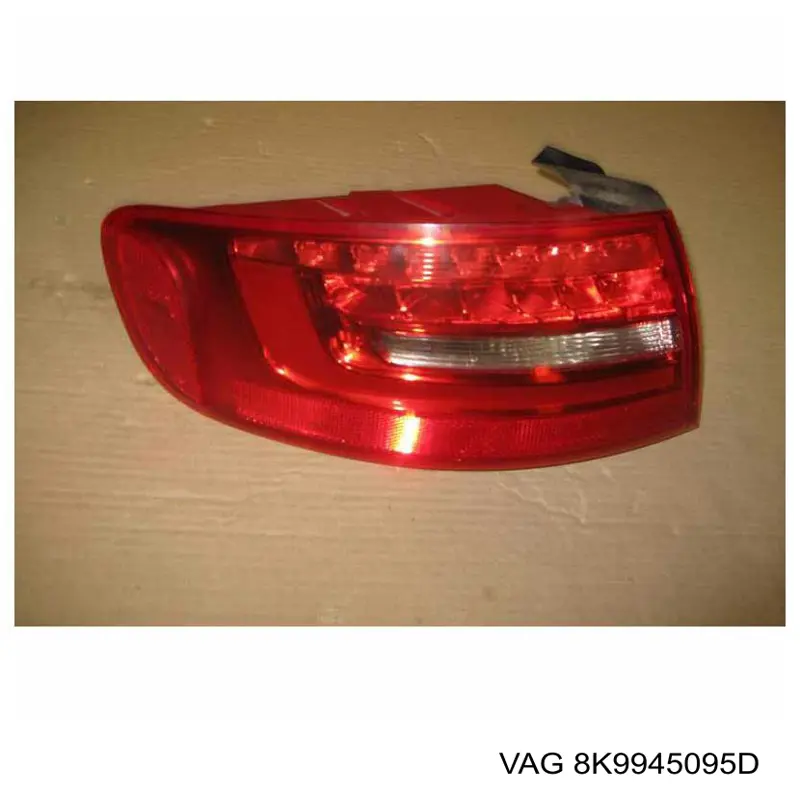 Lampa zespolona tylna lewa zewnętrzna VAG 8K9945095D cena, od 267,30 USD