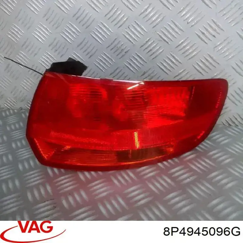 Lampa zespolona tylna prawa zewnętrzna VAG 8P4945096G cena, od 81,42 USD