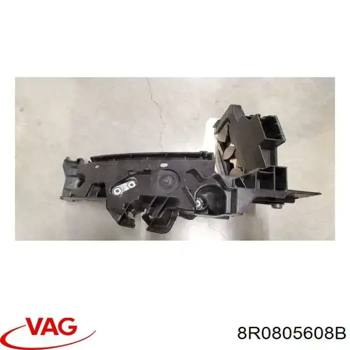 Do koszyka 8R0805608A VAG Wspornik (adapter) mocowania reflektora przedniego prawego